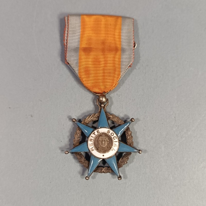 MEDAILLE OU CROIX DE CHEVALIER DE L'ORDRE NATIONAL DU MERITE SOCIAL FABRICATION EN ARGENT 1936-1963